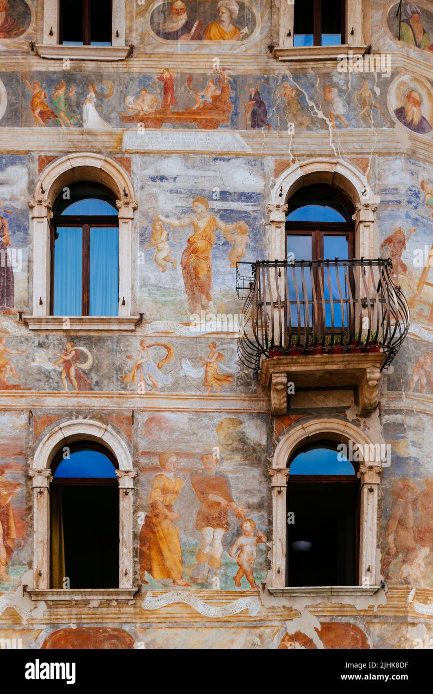 Dettaglio. Casa Cazuffi e Casa Rella, in Piazza Duomo spiccano gli affreschi sulle facciate di Casa Cazuffi e Casa Rella. Il primo e' decorato con Foto Stock