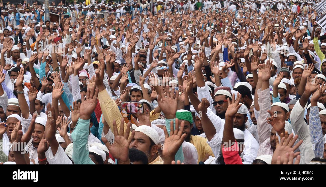 La folla si raduna in un rally a Kolkata protestando su richiesta per arrestare il leader del BJP Nupur Sharma. Foto Stock
