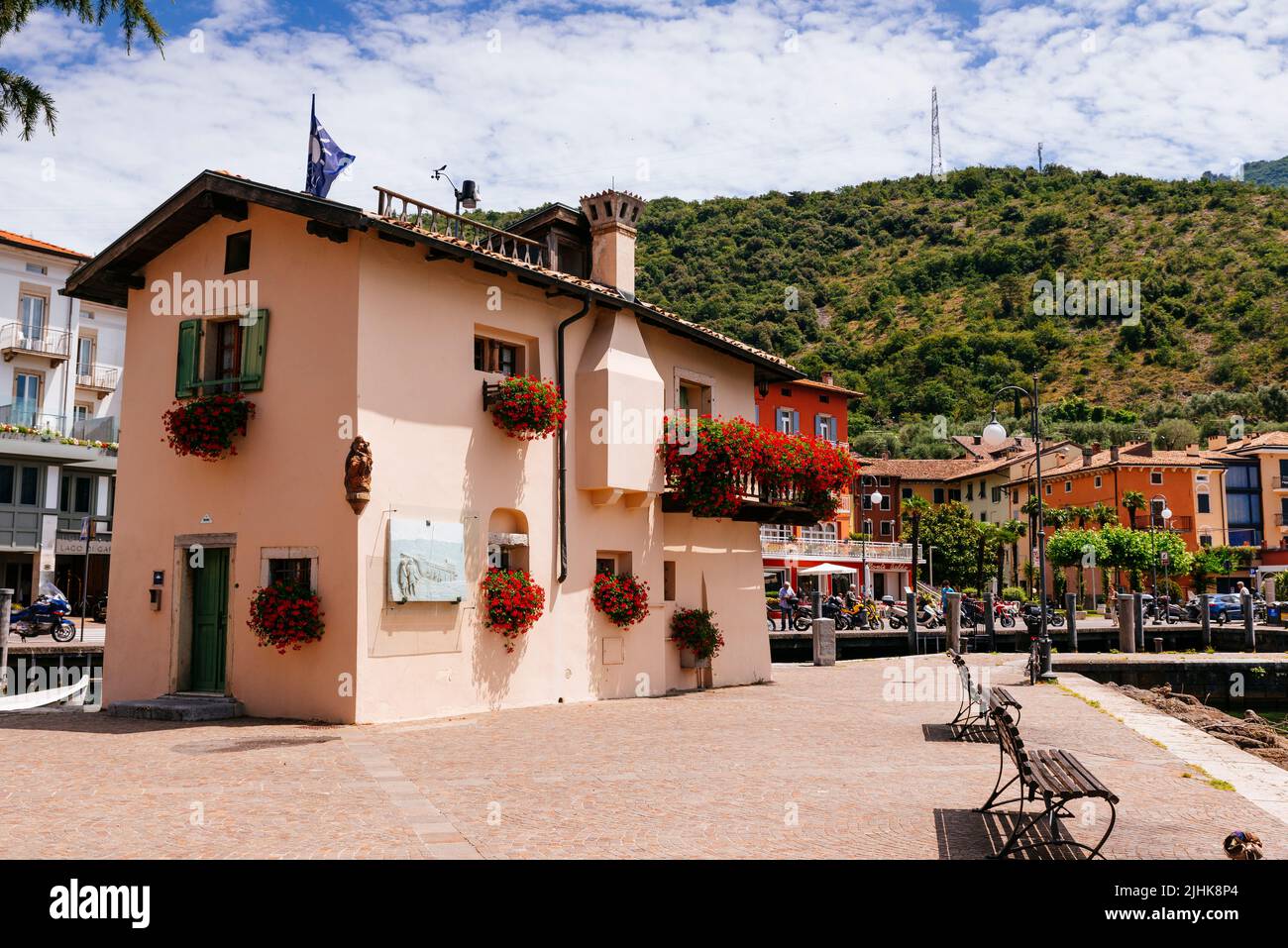 Casa Dazio, piccola casa colorata dai fiori sui suoi balconi. Fu la sede dei costumi austriaci, durante gli anni dell'impero, Torbole era Foto Stock