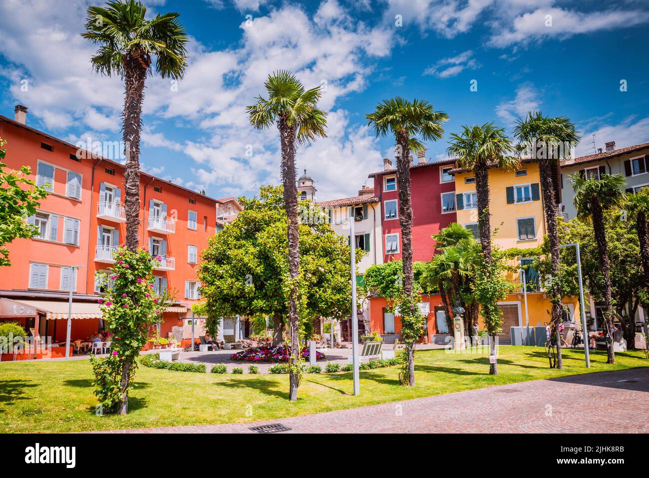 Torbole piazza con palme. Torbole. Nago-Torbole è un comune di 1.675 abitanti del Trentino-Alto Adige/Südtir Foto Stock