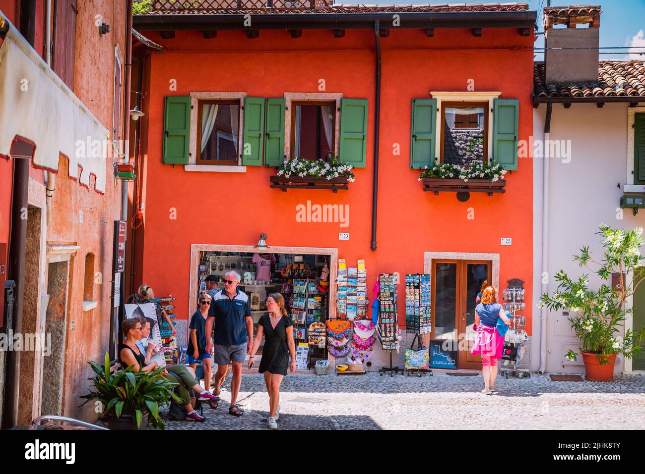 Strada pittoresca e colorata di Malcesine. Malcesine è un comune della provincia di Verona, situato sulla sponda orientale del Lago di Garda Foto Stock