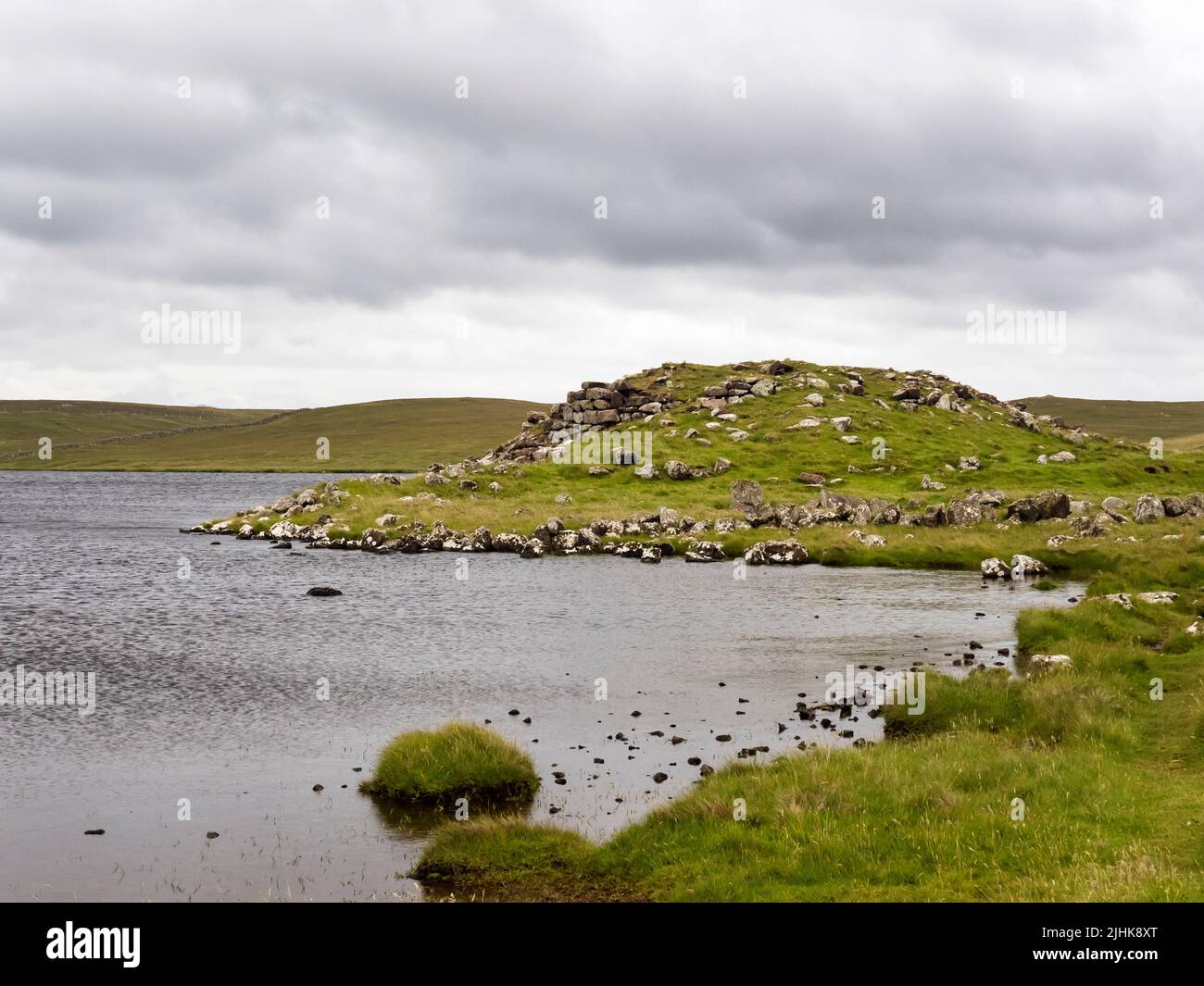 Un'antica covata a Loch of Houlland, Esha Ness, Shetland, Scozia, Regno Unito. Foto Stock