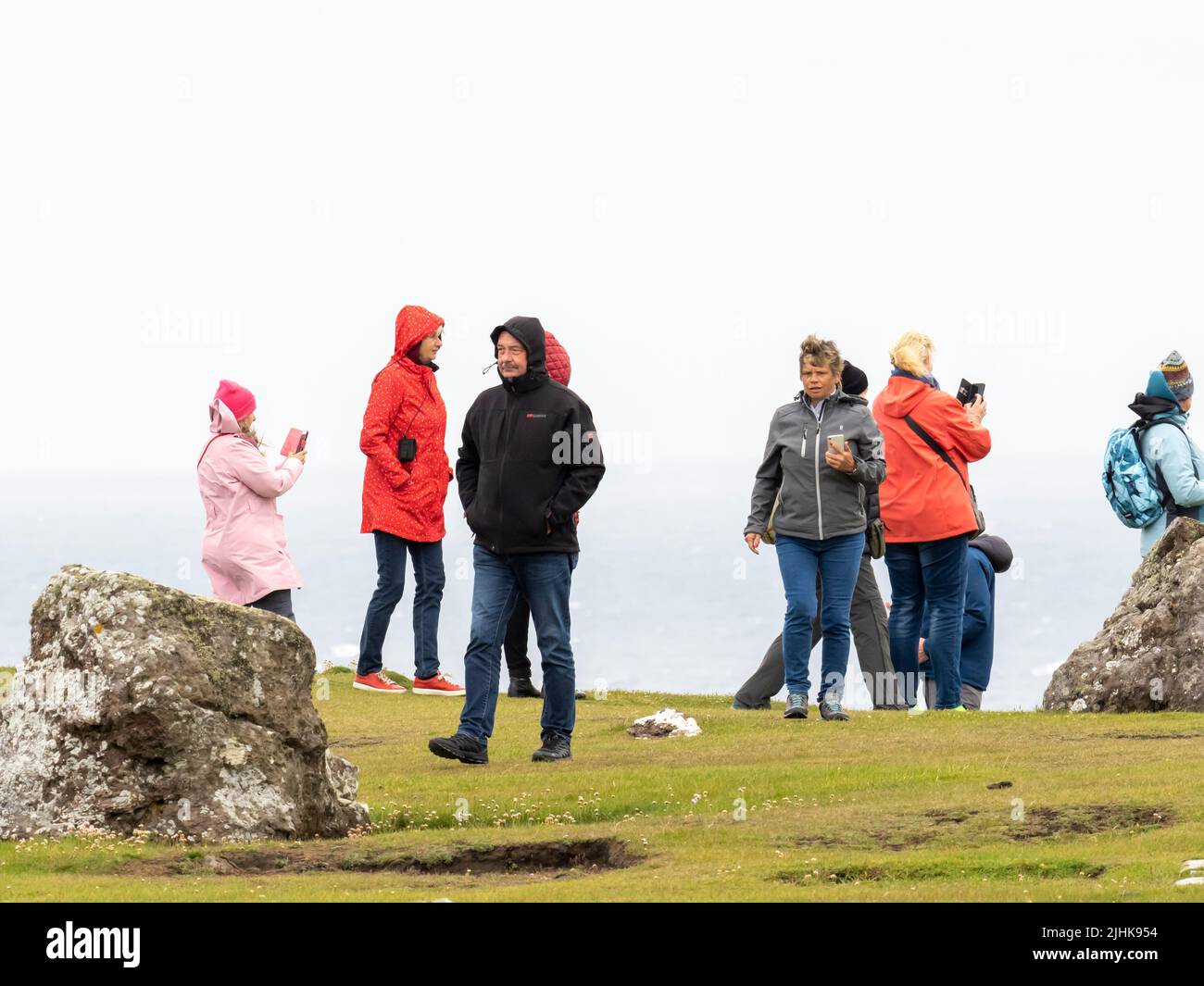 Un gruppo di turisti a Esha Ness, Shetland, Scozia, Regno Unito. Foto Stock