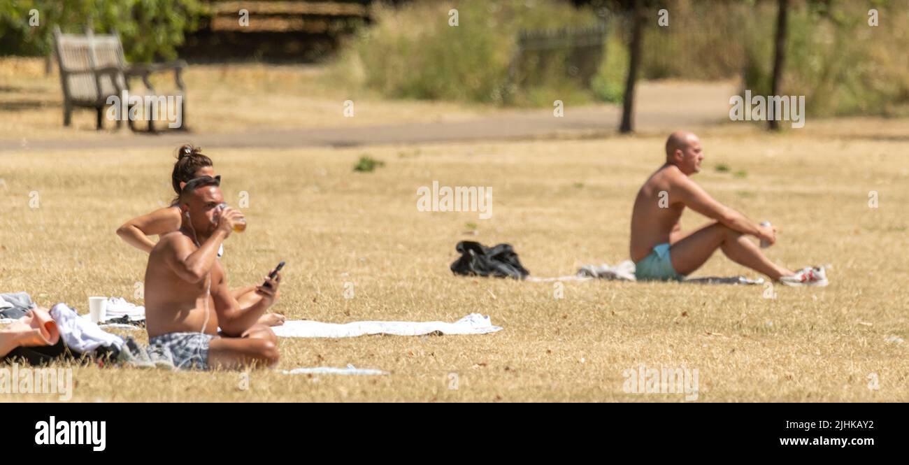 Londra, Regno Unito. 19th luglio 2022. Tempo britannico, nel giorno più caldo dell'anno la gente gode di St James Park London Credit: Ian Davidson/Alamy Live News Foto Stock