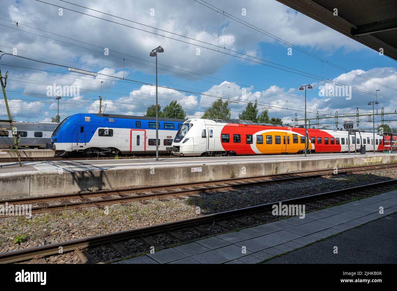 Treni locali e regionali alla stazione centrale di Norrkoping, che è una stazione ferroviaria di Norrkoping, Svezia, risalente al 1866. Foto Stock