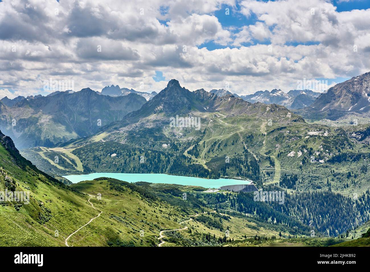 Paesaggio di montagna con cielo nuvoloso nella catena montuosa silvretta sopra il lago di Barrier Kopsseenear Galtür, Tirolo, Austria Foto Stock