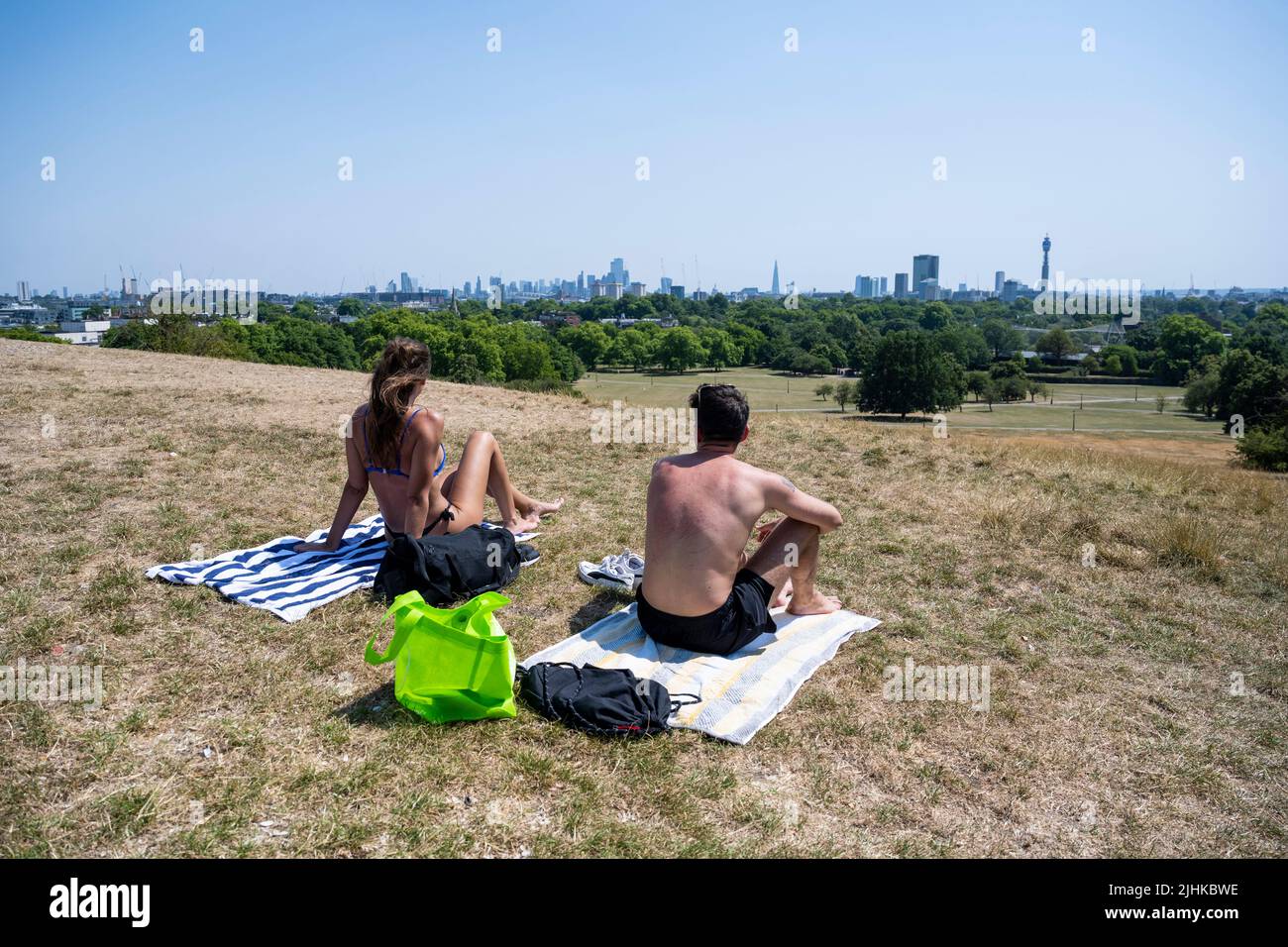 Londra, Regno Unito. 19 luglio 2022. Meteo Regno Unito – i bagnanti in cima a Primrose Hill durante la grave ondata di caldo che attanaglia gran parte del paese, dove le temperature oggi hanno superato i 40C per la prima volta. L’Agenzia per la sicurezza sanitaria del Regno Unito (UKHSA) ha emesso un avvertimento sulla salute del calore di livello 4, una “emergenza nazionale”, e il MET Office ha emesso il suo primo avvertimento rosso. Credit: Stephen Chung / Alamy Live News Foto Stock