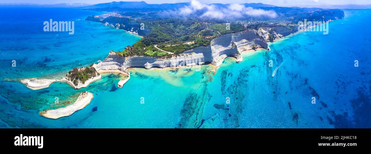 Isole IONIE della Grecia. Vista aerea panoramica dello splendido Cape Drastis - paesaggio naturale con rocce bianche e acque turchesi, par nord Foto Stock