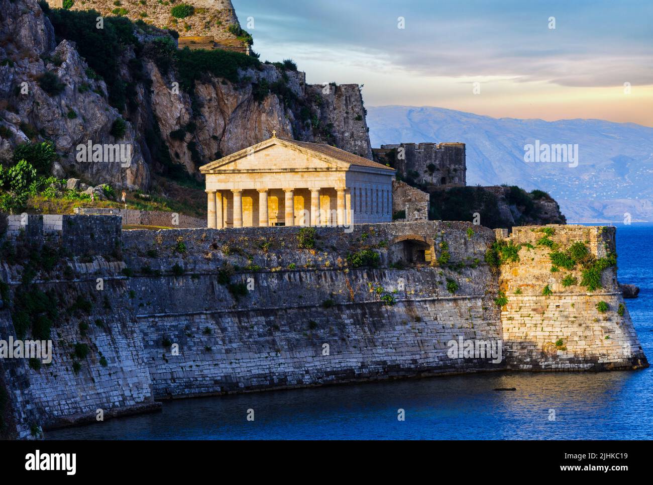 Corfù, città vecchia e castello veneziano con il Tempio della Chiesa di San Giorgio al tramonto. Punti di riferimento della Grecia Foto Stock