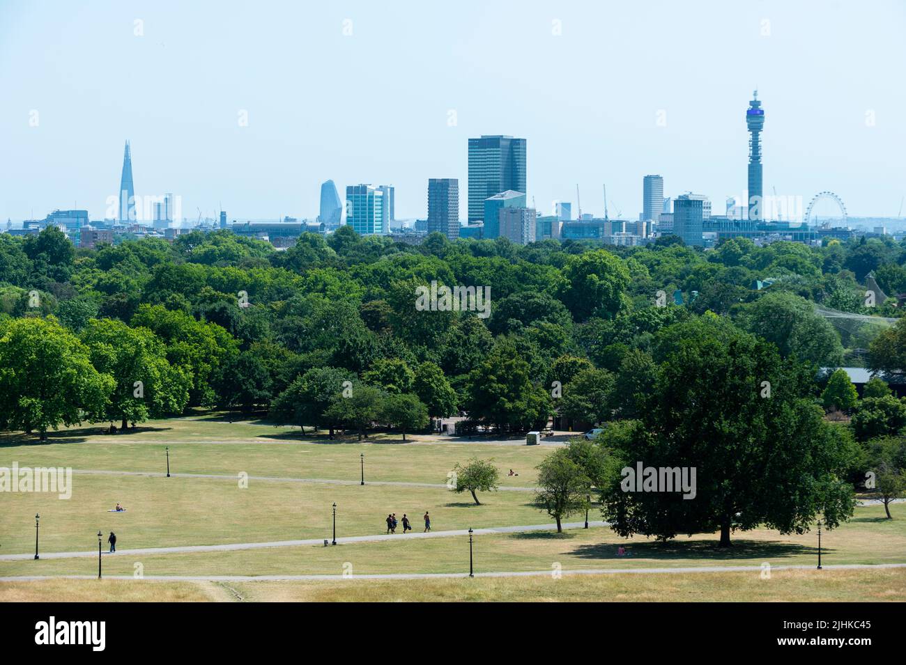 Londra, Regno Unito. 19 luglio 2022. Tempo del Regno Unito – la vista in cima a Primrose Hill durante la grave ondata di caldo che attanaglia gran parte del paese, dove le temperature oggi hanno superato i 40C per la prima volta. L’Agenzia per la sicurezza sanitaria del Regno Unito (UKHSA) ha emesso un avvertimento sulla salute del calore di livello 4, una “emergenza nazionale”, e il MET Office ha emesso il suo primo avvertimento rosso. Credit: Stephen Chung / Alamy Live News Foto Stock