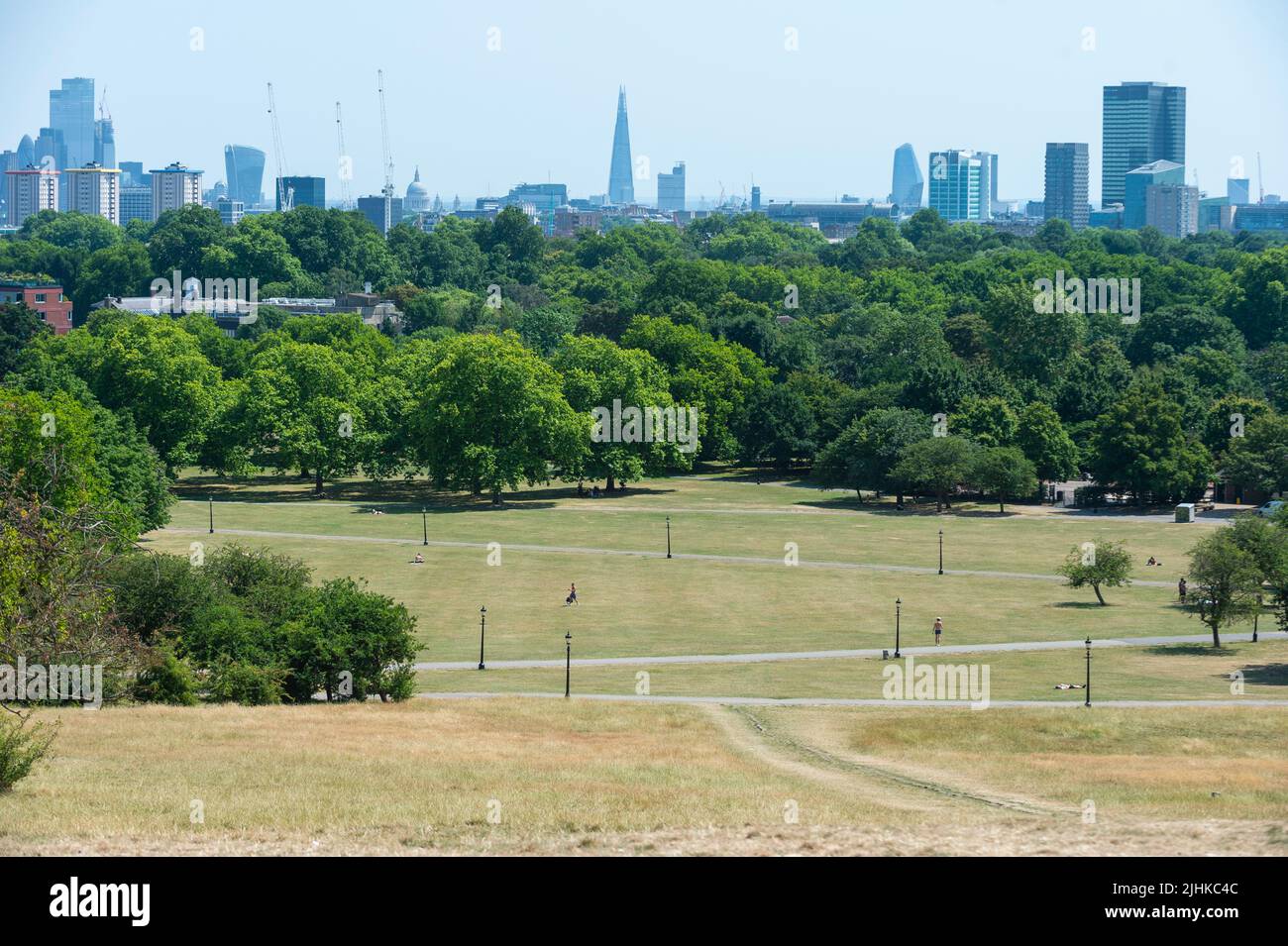 Londra, Regno Unito. 19 luglio 2022. Tempo del Regno Unito – la vista in cima a Primrose Hill durante la grave ondata di caldo che attanaglia gran parte del paese, dove le temperature oggi hanno superato i 40C per la prima volta. L’Agenzia per la sicurezza sanitaria del Regno Unito (UKHSA) ha emesso un avvertimento sulla salute del calore di livello 4, una “emergenza nazionale”, e il MET Office ha emesso il suo primo avvertimento rosso. Credit: Stephen Chung / Alamy Live News Foto Stock