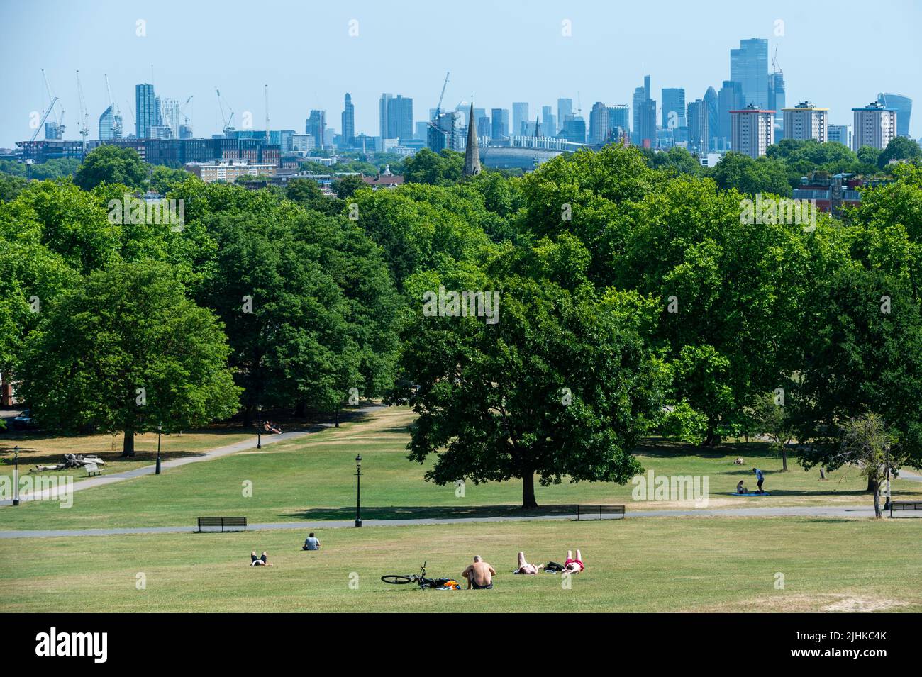 Londra, Regno Unito. 19 luglio 2022. Tempo del Regno Unito – la vista in cima a Primrose Hill durante la grave ondata di caldo che attanaglia gran parte del paese, dove le temperature oggi hanno superato i 40C per la prima volta. L’Agenzia per la sicurezza sanitaria del Regno Unito (UKHSA) ha emesso un avvertimento sulla salute del calore di livello 4, una “emergenza nazionale”, e il MET Office ha emesso il suo primo avvertimento rosso. Credit: Stephen Chung / Alamy Live News Foto Stock