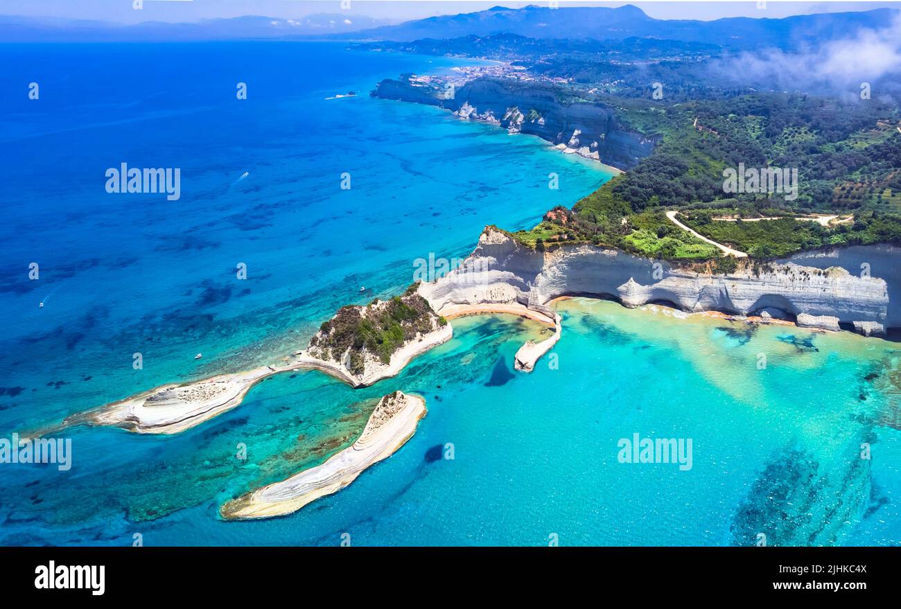 Isole IONIE della Grecia. Vista aerea panoramica dello splendido Cape Drastis - paesaggio naturale con rocce bianche e acque turchesi, par nord Foto Stock