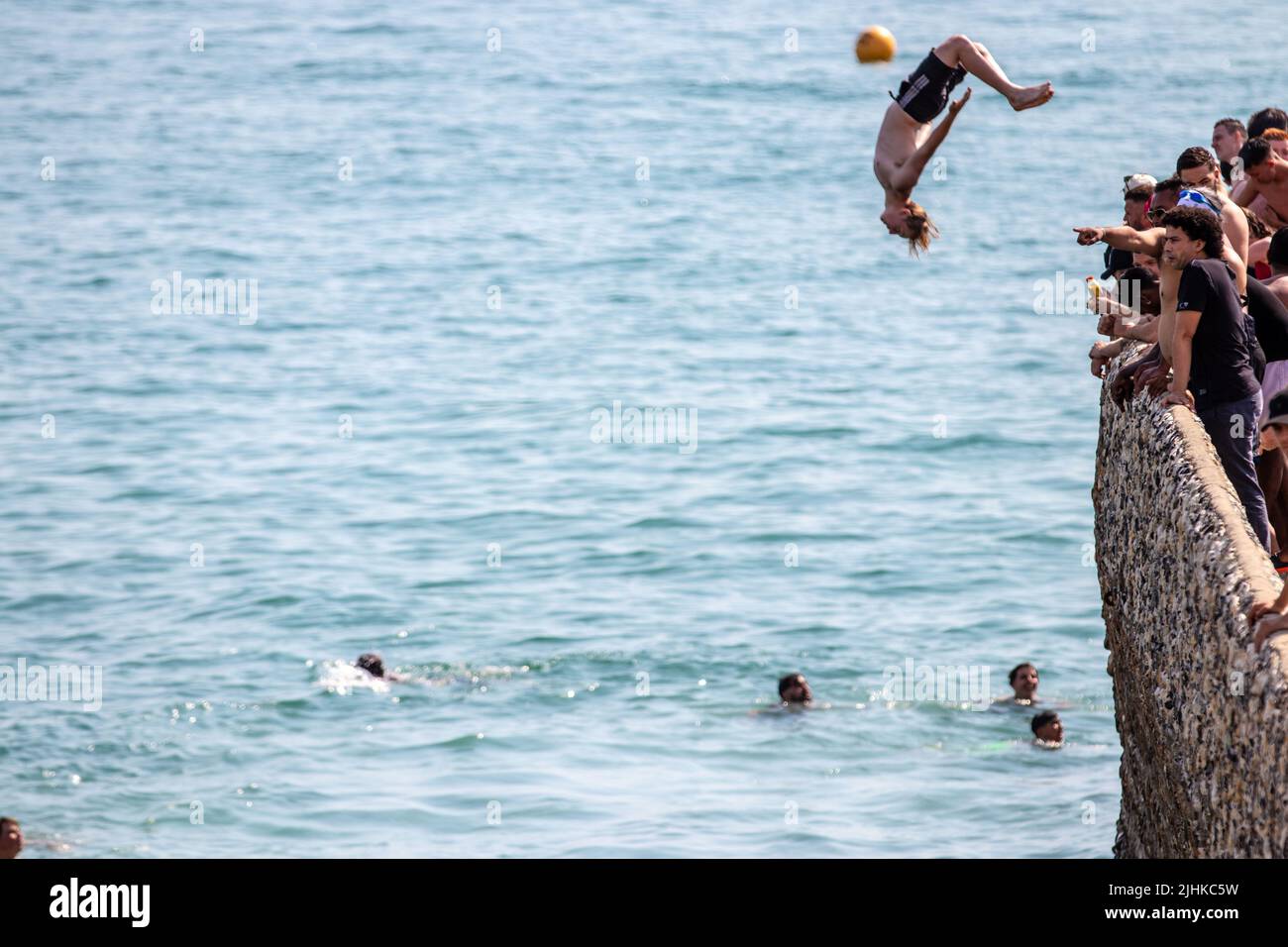 La gente ignora gli avvertimenti emessi dal RNLi / Coastguard e Brighton Council sui pericoli della Tomblapidazione Brighton, UK, 18/07/2022, migliaia di persone si sono accordati a Brighton Beach per sfruttare al massimo l'onda di calore dove le temperature della città raggiungono livelli record. Credit: Dmoonpics / Alamy Live News Foto Stock