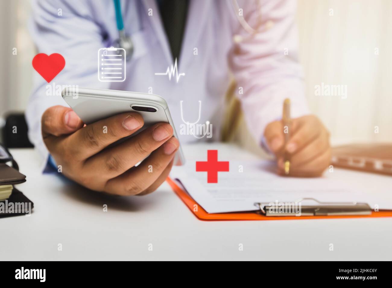 Medic che lavora con lo smart phone moderno, concetto di rete medica. Foto Stock