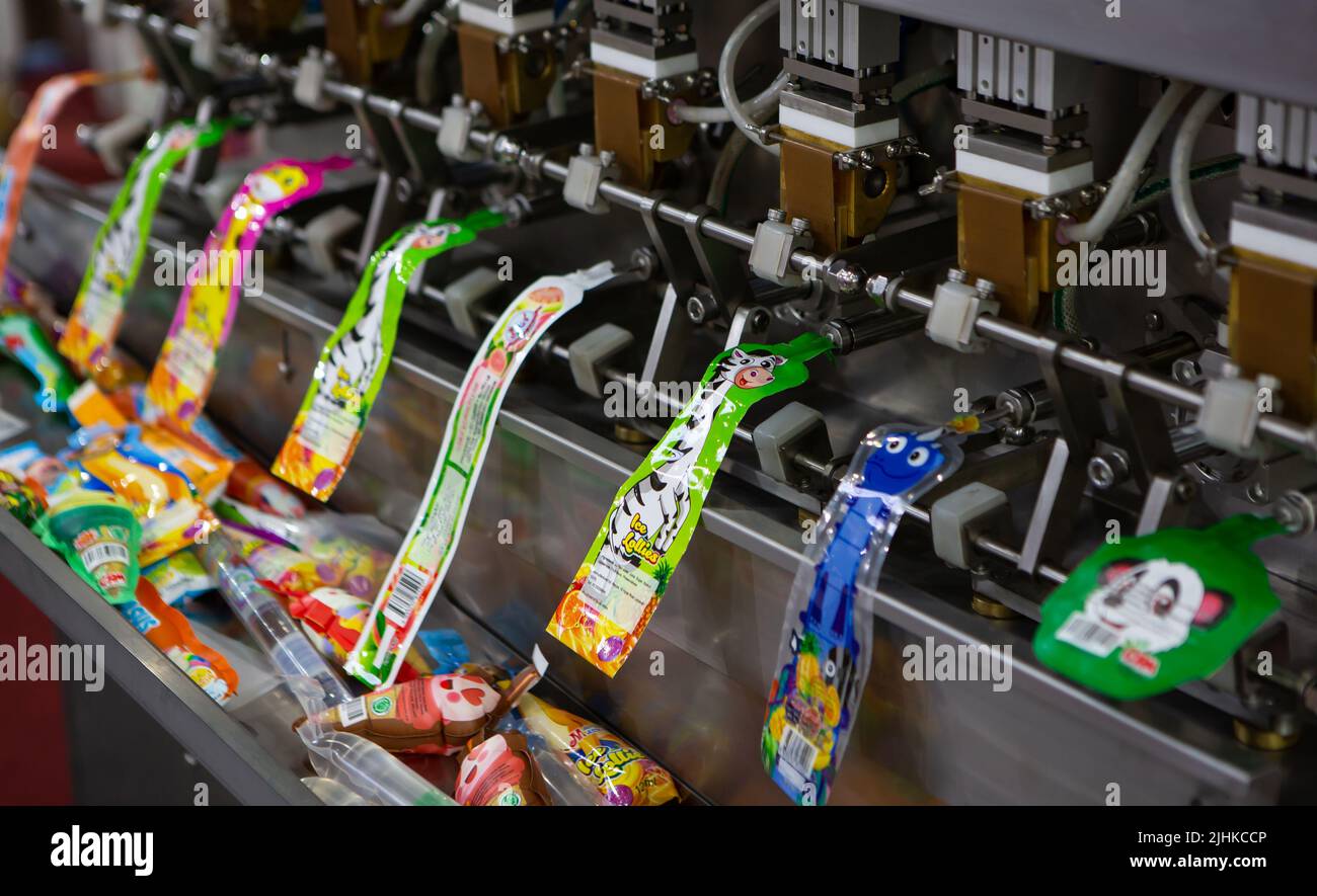 Bangkok, Thailandia - 4 luglio 2022: Confezionatrice di ugelli per liquidi alimentari. La macchina per il riempimento del sacchetto del succo è esposta in Food Pack Asia 2022. Foto Stock