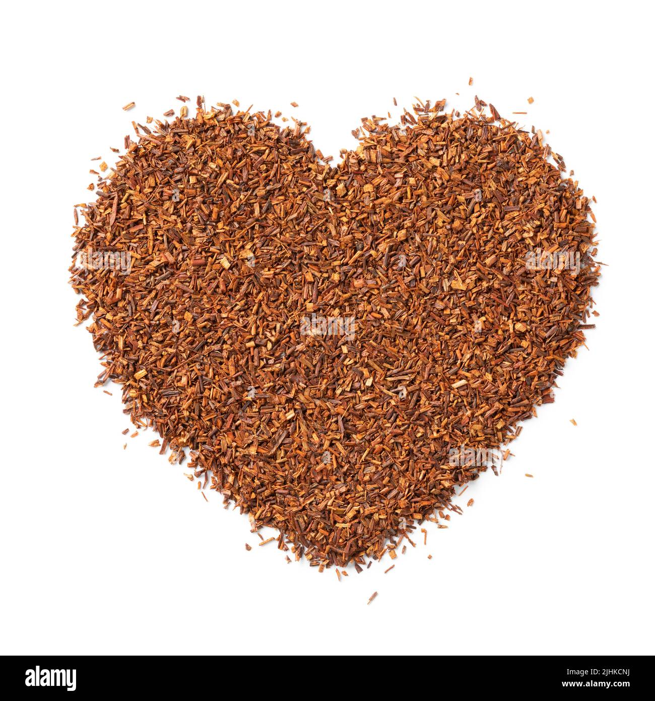 Rooibos secchi, tè del cespuglio, tè rosso, foglie di tè del rossastro dal Sud Africa a forma di cuore oisolato su sfondo bianco da vicino Foto Stock