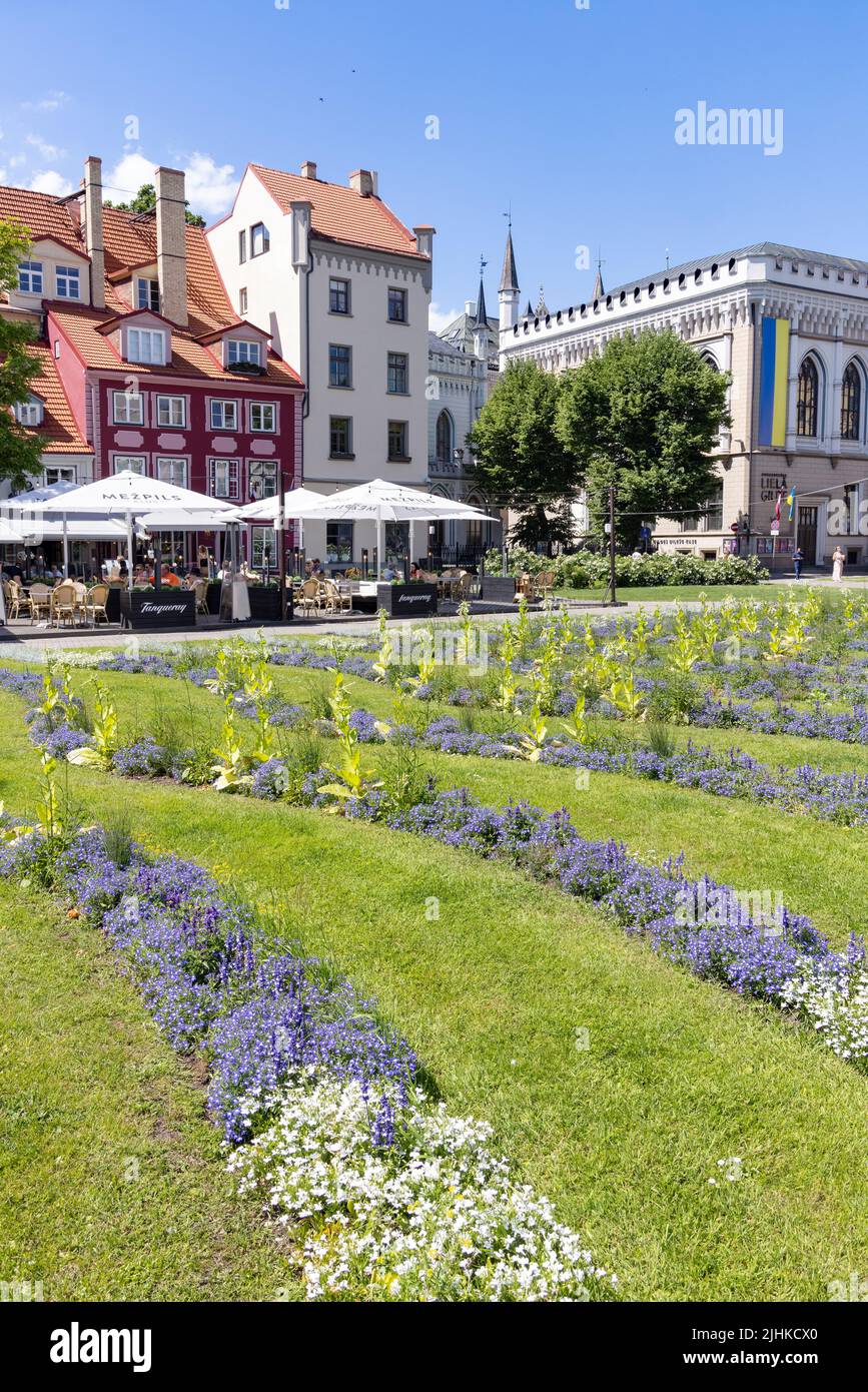 Riga giardini; fiori nel centro della città vecchia di riga in estate, riga, Lettonia Europa Foto Stock