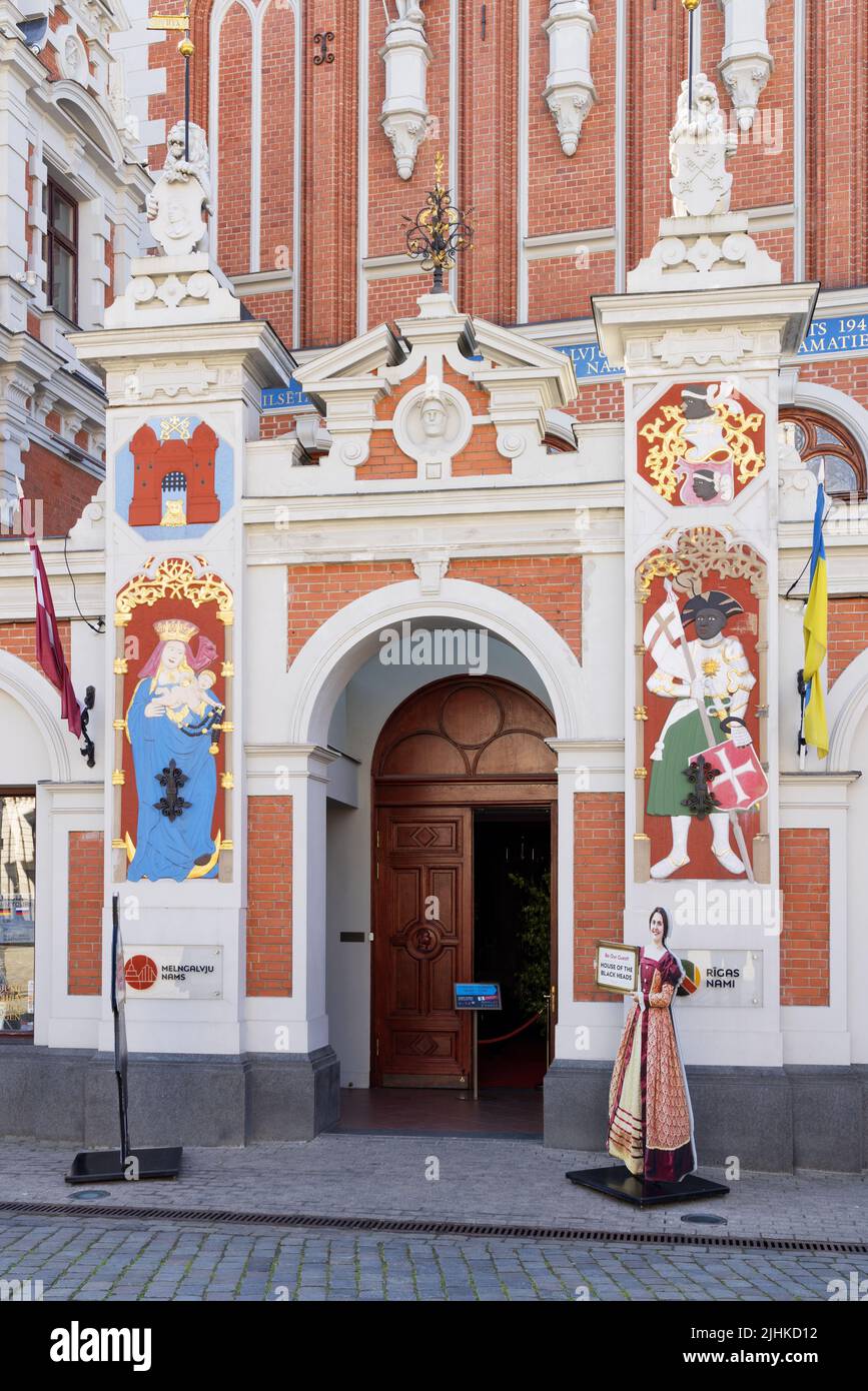Riga House of Blackheads; sculture colorate intorno all'ingresso della House of Blackheads, Piazza del Municipio, riga Old Town, riga Latvia Foto Stock