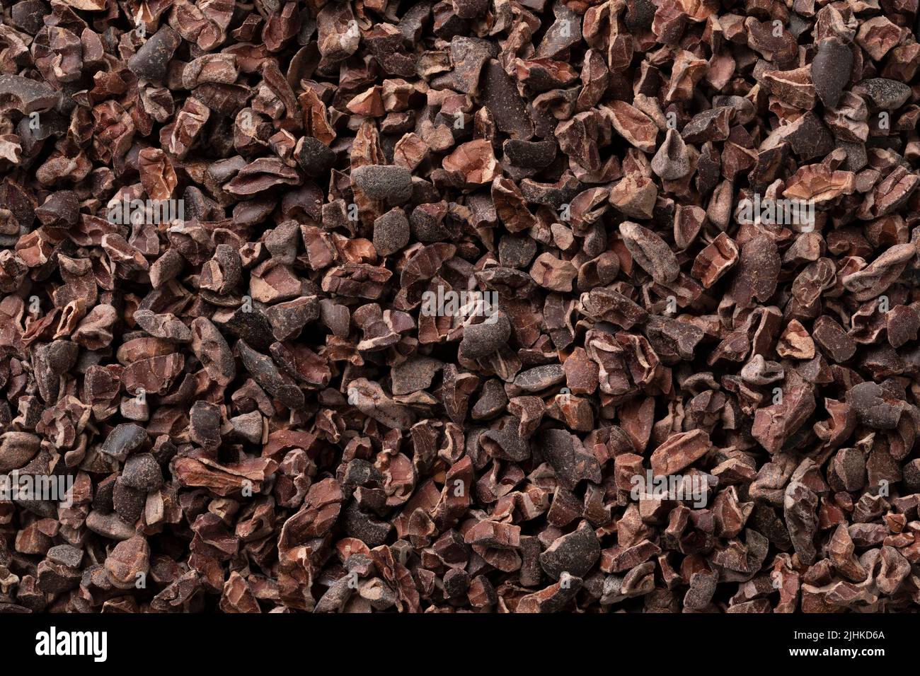 I pennini di cacao, secchi, schiacciati e fermentati, chiudono la cornice come sfondo Foto Stock