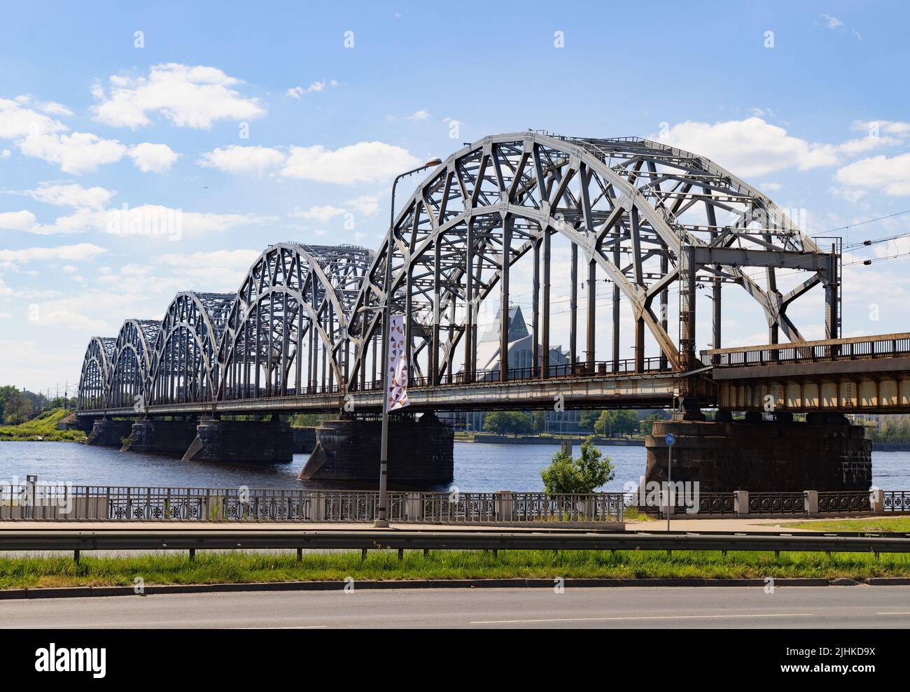 Il ponte ferroviario di ferro sul fiume Daugava, costruito nel 1914; riga, Lettonia Europa Foto Stock