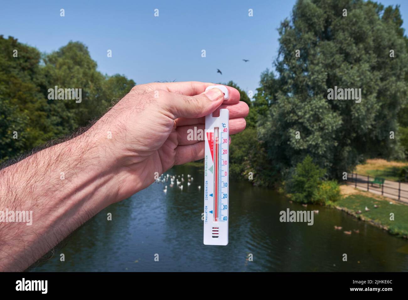 Chippenham, Wiltshire, Regno Unito, 19th luglio 2022. Come il Regno Unito riferisce la sua temperatura più alta mai, che breaching 40°C per la prima volta. La High Street a Chippenham, Wiltshire è tranquilla il Martedì pomeriggio, come la gente ha incontrato consigli d'ufficio per rimanere al coperto come la temperatura picchi. Credit: Lynchpics/Alamy Live News Foto Stock