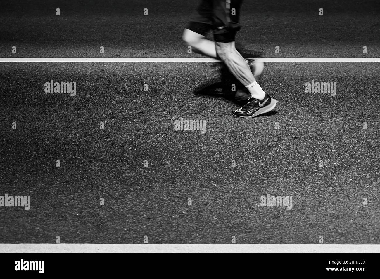 San Pietroburgo, Russia - 11 giugno 2022: Runner feet in Nike Shoes in Marathon White Nights Foto Stock