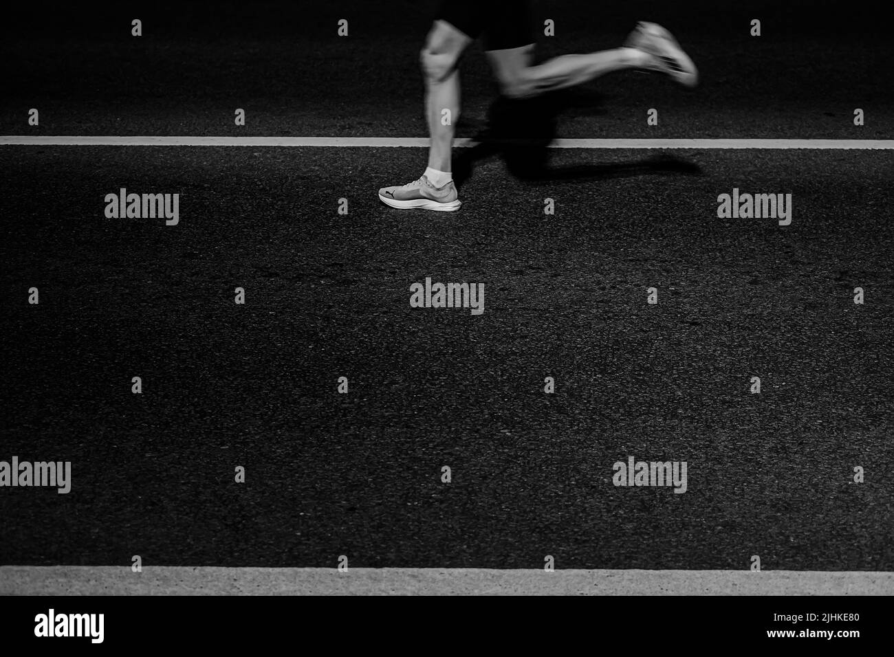 San Pietroburgo, Russia - 11 giugno 2022: Runner feet in scarpe Puma in Marathon White Nights Foto Stock