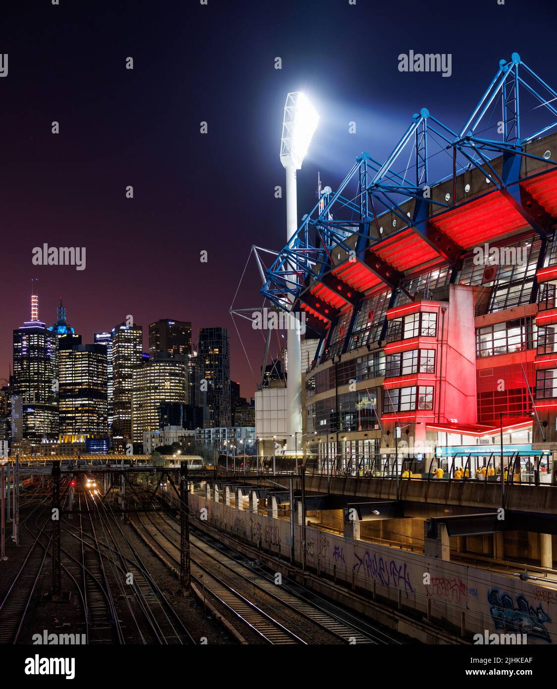 Melbourne, Australia, 19 luglio 2022. Melbourne, Australia, 19/07/2022, Manchester United vs Crystal Palace at Melbourne Cricket Ground (MCG) il 19 luglio 2022. La MCG si accende nei colori della squadra del Manchester United prima della partita. Credit: Corleve/Alamy Stock Photo Foto Stock