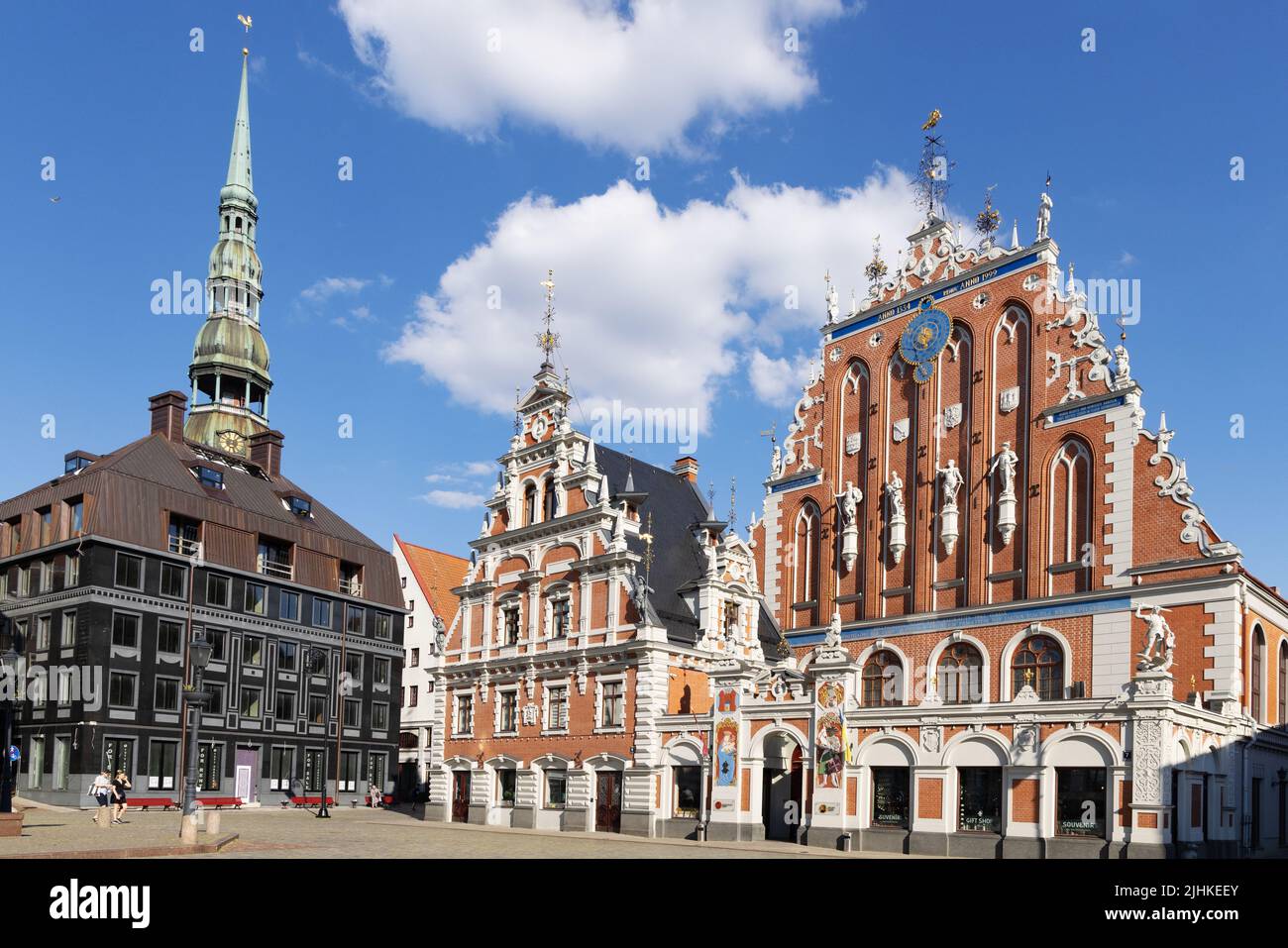 Riga Town Hall Square in estate sole, con la Casa delle teste nere, e guglia della Chiesa di San Pietro, riga Città Vecchia, riga Lettonia Europa Foto Stock