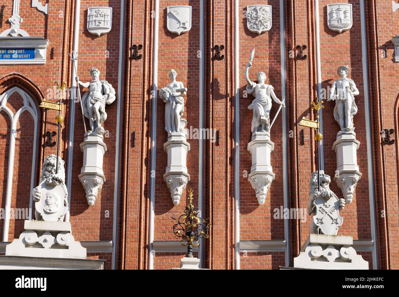 Riga scultura e statue - particolare delle statue all'esterno della Casa delle teste nere, Piazza del Municipio riga Lettonia Foto Stock