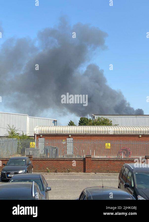 Un'aria nel villaggio di Wennington, nella zona est di Londra. Freya Gutteridge, 23, un locale che lavora nelle vicinanze della Rainham House, ha detto: "Ho notato il fuoco a Wennington quando sono andato a pranzo a due e da allora il nostro ufficio è stato solo guardando ovunque si guarda c'è un nuovo. Siamo tutti molto preoccupati che il vento sia forte e stiamo vedendo sulla notizia che un sacco di case sono in fiamme e non ci sono abbastanza motori antincendio. Data foto: Martedì 19 luglio 2022. Foto Stock