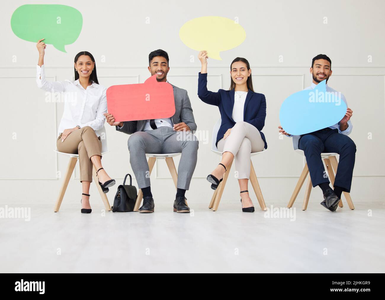 Gruppo di uomini d'affari diversi tenendo bolla discorso mentre si aspetta l'intervista. Gruppo di candidati insieme. Candidati in riga per l'apertura del lavoro Foto Stock