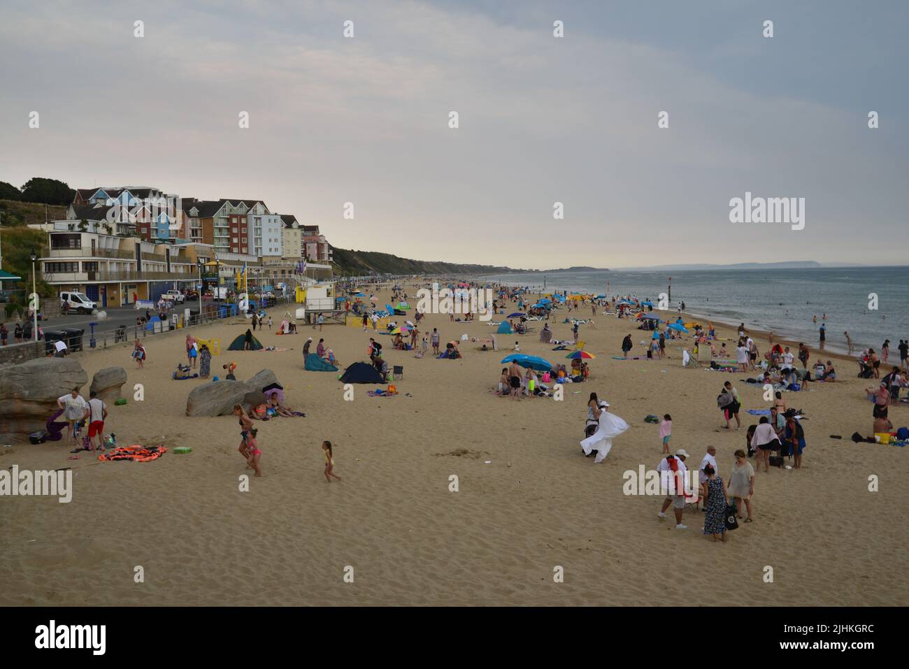 Boscombe, Bournemouth, Dorset, Inghilterra, Regno Unito, 19th luglio 2022, Meteo. L'estremità è vicina all'onda termica che si rompe da record. Nuvole scure e una doccia a pioggia su una spiaggia trafficata nel pomeriggio ha la gente che corre per coprire. Credit: Paul Biggins/Alamy Live News Foto Stock