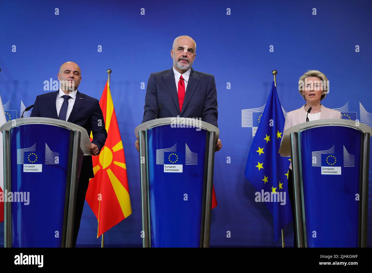 Bruxelles, Belgio. 19th luglio 2022. Il primo ministro della Macedonia settentrionale, Dimitar Kovachevski, il primo ministro albanese Edi Rama e il presidente della Commissione europea, Ursula von der Leyen (da L a R), partecipano a una conferenza stampa congiunta a Bruxelles, Belgio, 19 luglio 2022. Martedì l'Unione europea (UE) ha aperto i colloqui di adesione con i paesi dei Balcani occidentali Albania e Macedonia settentrionale dopo due anni di stallo. Credit: Zheng Huansong/Xinhua/Alamy Live News Foto Stock