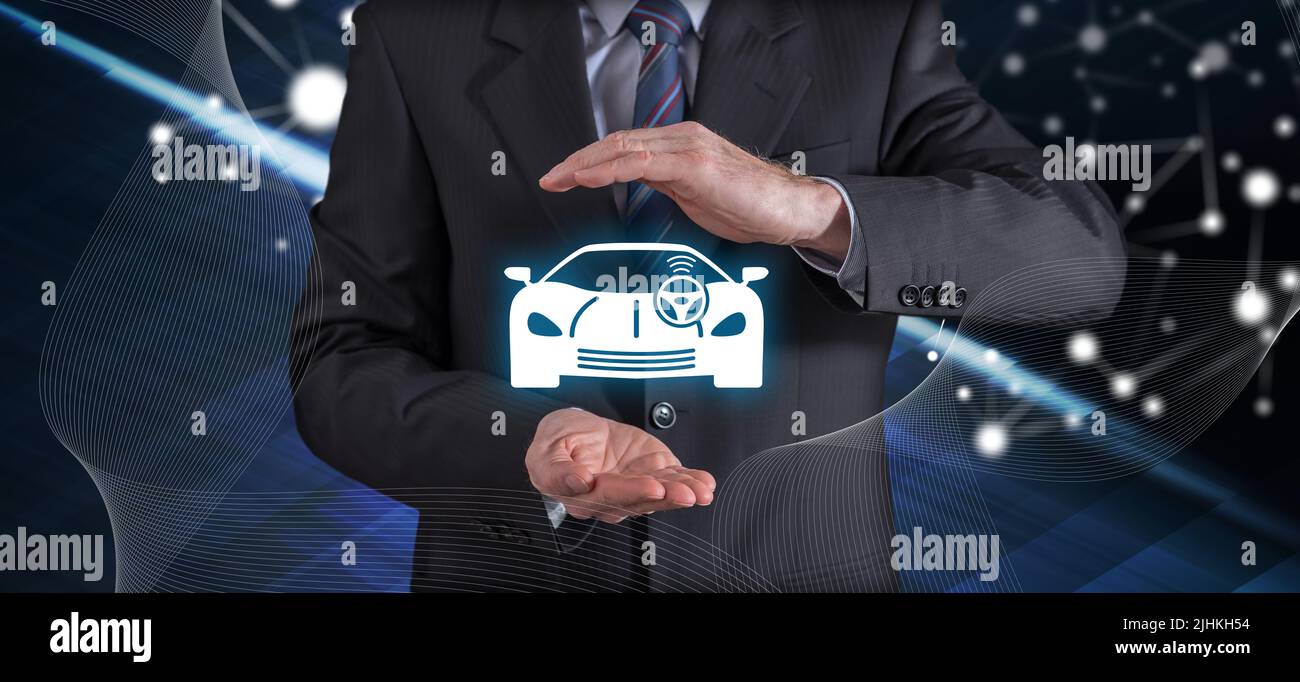 Concetto di assicurazione auto senza conducente con uomo d'affari in un gesto protettivo Foto Stock