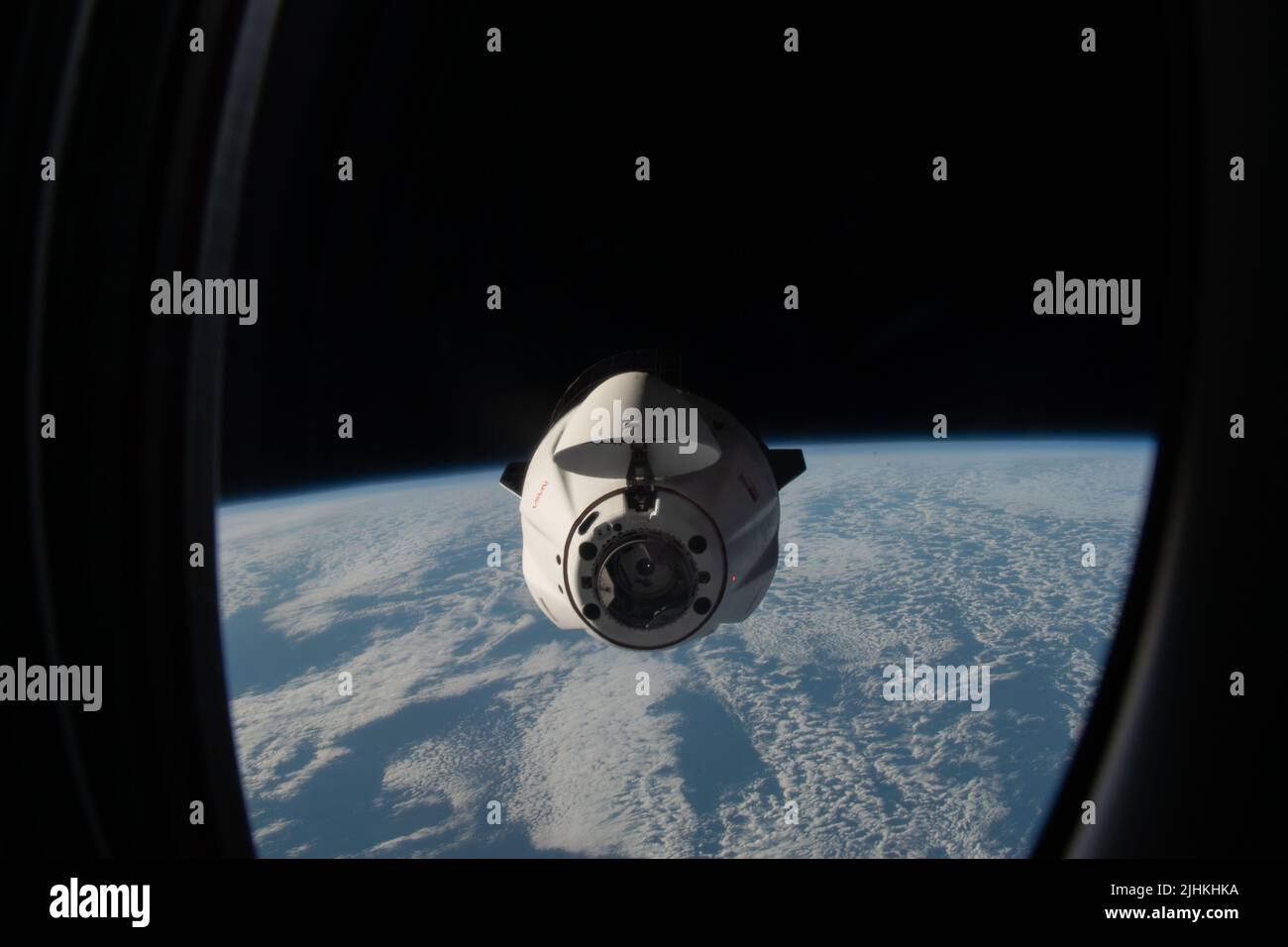 Il veicolo spaziale senza equipaggio SpaceX Dragon rifornisce, si avvicina alla Stazione spaziale Internazionale per l'aggancio con il modulo Harmony Forward Port, 16 luglio 2022 a Earth Orbit. La nave da carico trasporta oltre 5.800 libbre di esperimenti scientifici, cibo fresco e forniture di equipaggio per i sette membri dell'equipaggio della Expedition 67. Foto Stock