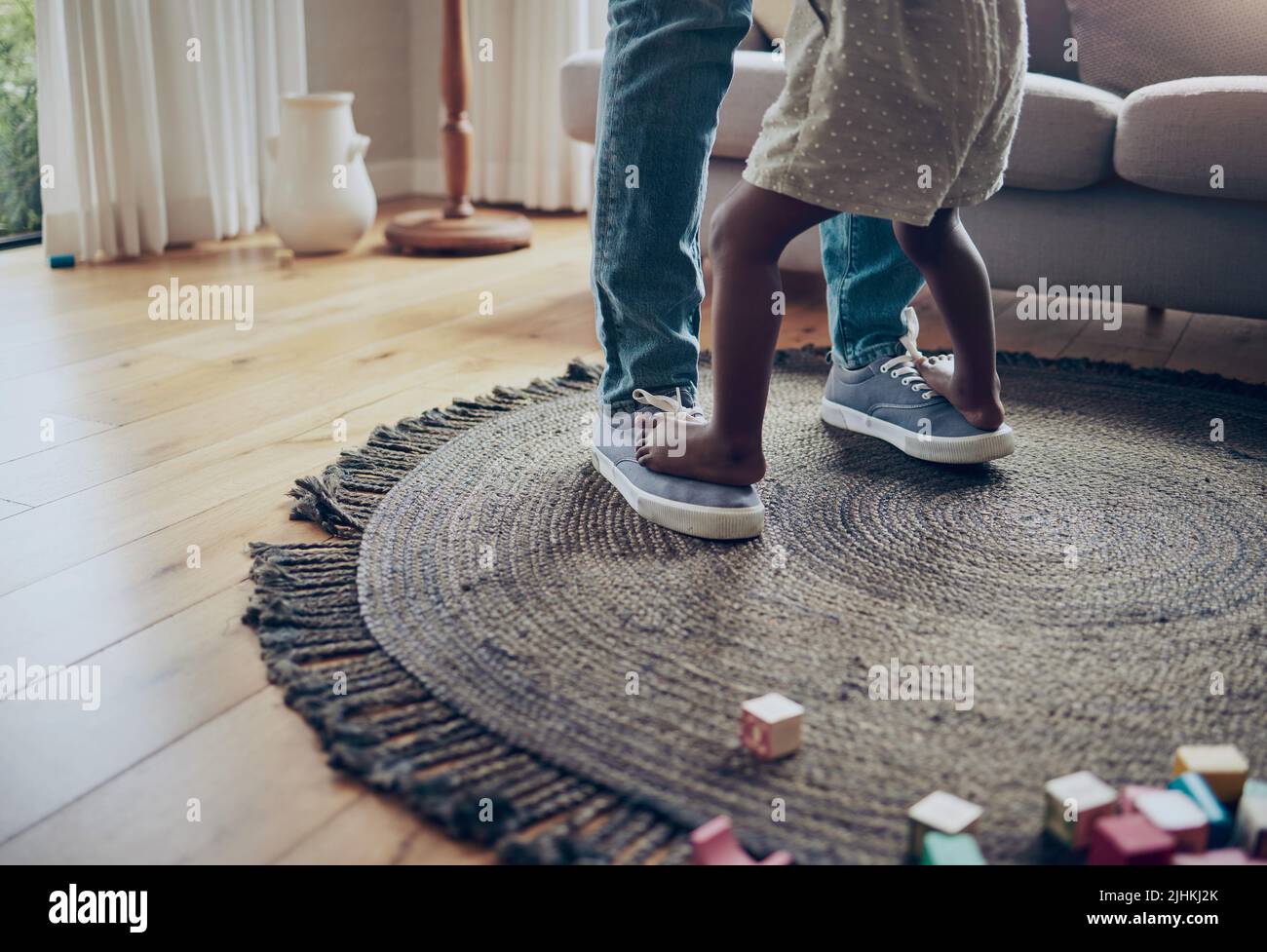 Lascia ballare. Un genitore e un bambino irriconoscibili ballano insieme a casa. Foto Stock