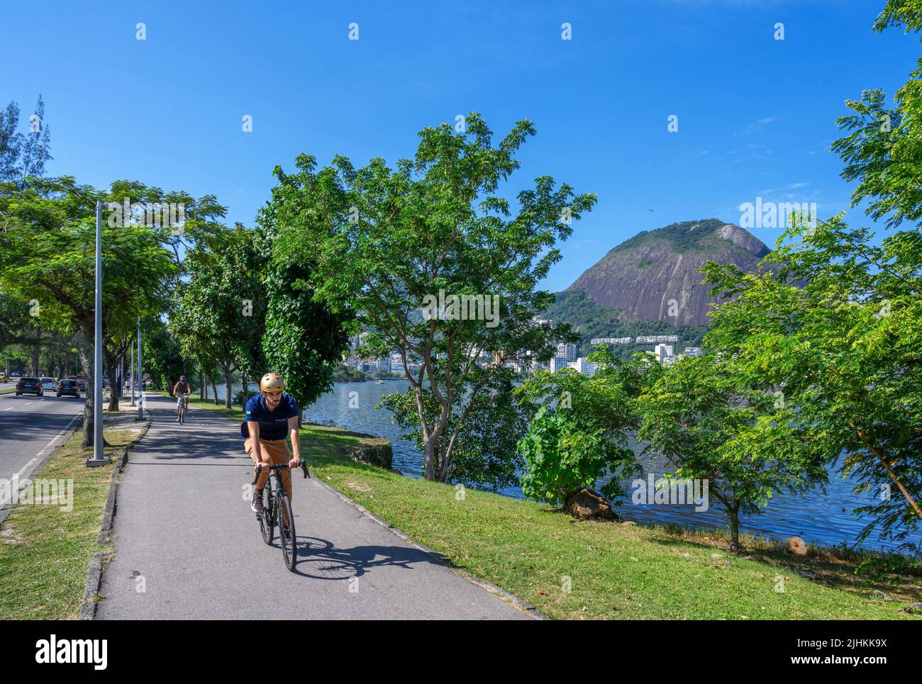 Ciclisti sulla pista ciclabile di Lagoa Rodrigo de Freitas, Lagoa, Rio de Janeiro, Brasile Foto Stock