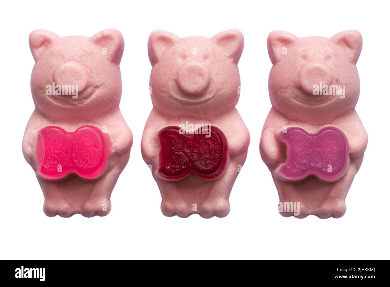 Dolci M&S Percy Pig che festeggiano 30 anni realizzati con vero succo di frutta isolato su sfondo bianco - edizione limitata Foto Stock