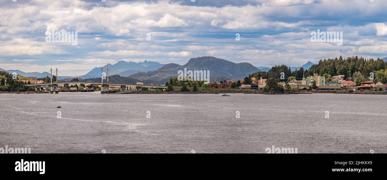 Ampio panorama della città vecchia di Sitka in Alaska contro le montagne lontane Foto Stock