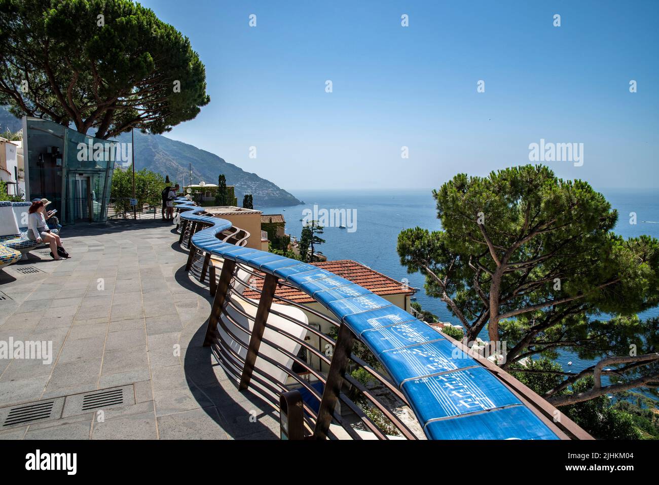 Positano è un villaggio sulla scogliera della costiera amalfitana dell'Italia meridionale, con vista sulla Costiera Amalfitana Foto Stock