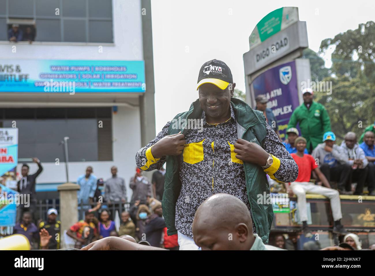 Il vice presidente del Kenya e del candidato presidenziale dell'Alleanza Democratica unita (UDA) William Ruto prova una giacca di seconda mano che ha comprato da un commerciante lungo la strada di Pumwani durante un raduno di campagna al mercato di Gikomba a Nairobi. William Ruto sta sparando per la presidenza su un biglietto dell'Alleanza Democratica unita (UDA) prima delle elezioni generali del Kenya del 9th agosto 2022. Affronterà altri 3 candidati tra cui l'ex primo ministro del Kenya e Azimio la Umoja candidato presidenziale, Raila Odinga. Rusto ha girato il mercato di Gikomba a Nairobi e ha condotto campagne per chiedere i voti a Foto Stock