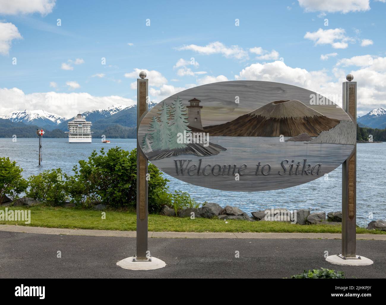 Sitka, AK - 8 Giugno 2022: Nave da crociera Viking Orion alle spalle Benvenuto a Sitka segno in Alaska Foto Stock