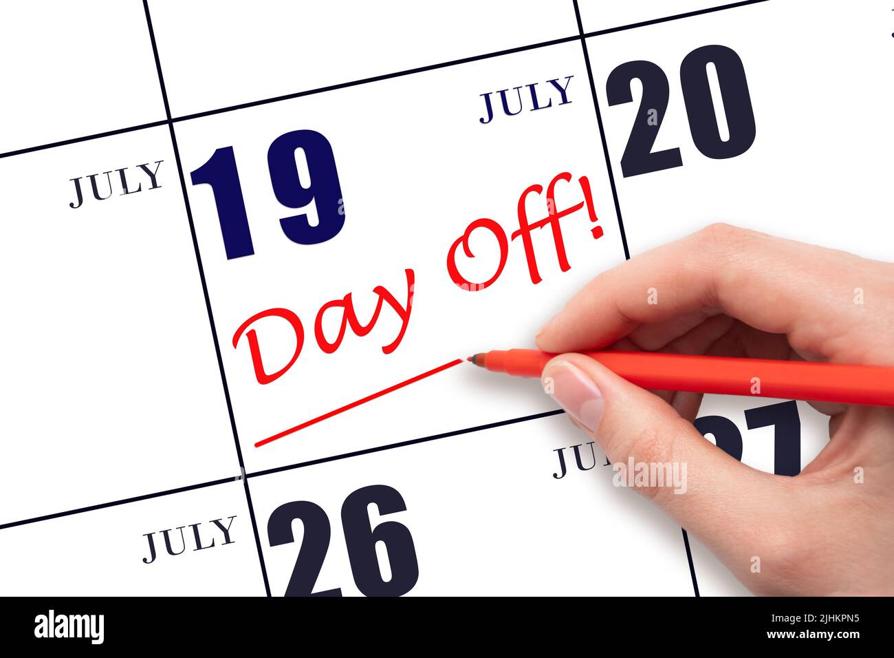 19th luglio. Scrivere a mano il testo GIORNO OFF e disegnare una linea sulla data di calendario 19 luglio. Concetto di pianificazione delle vacanze. Mese estivo, giorno dell'anno conc Foto Stock