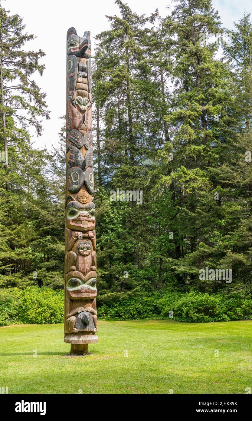 Sitka, AK - 8 Giugno 2022: Totem pali visualizzati nel parco storico nazionale di Sitka in Alaska Foto Stock