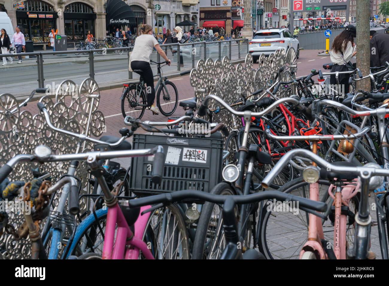 Amsterdam, Paesi Bassi - 21 giugno 2022: Molte biciclette in portabiciclette Foto Stock