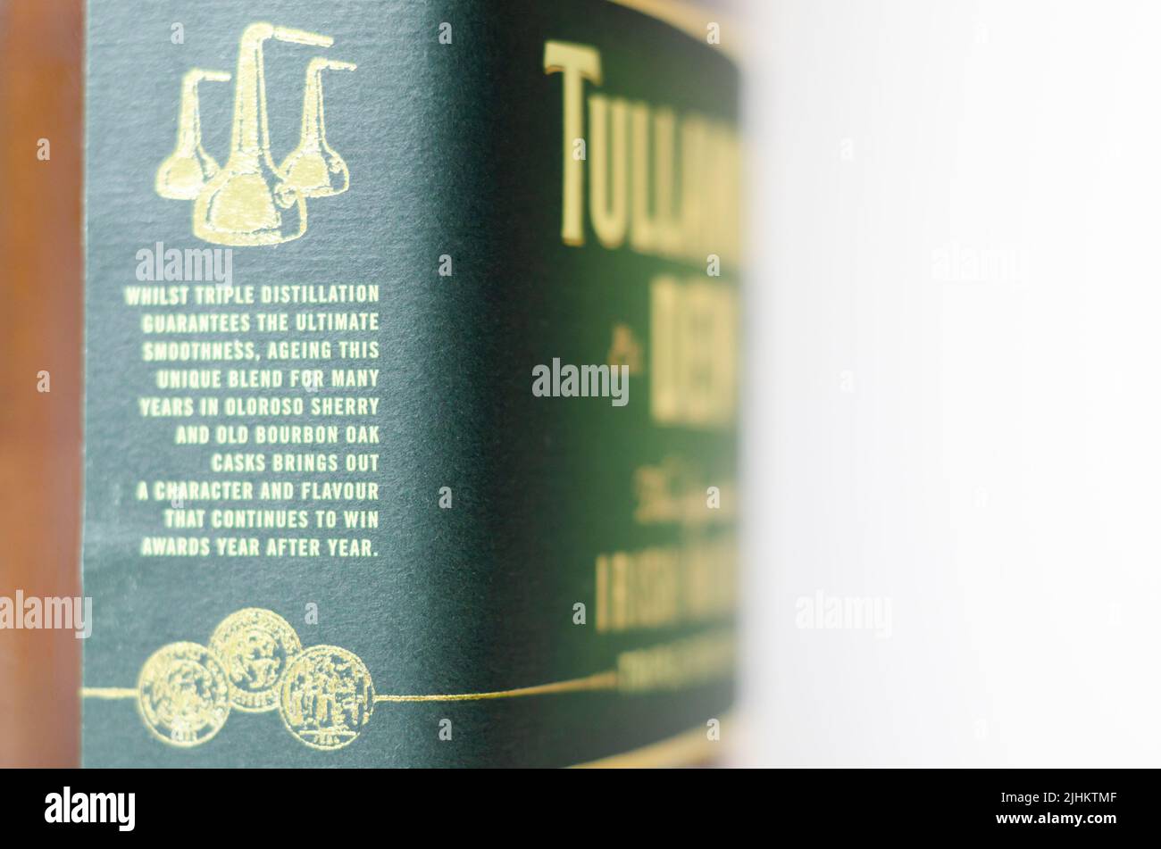 LONDRA, REGNO UNITO - 24 GENNAIO 2022 Tullamore D.E.W. è il whiskey irlandese a miscela tripla originale conosciuto in tutto il mondo per il suo c liscio e dolce Foto Stock