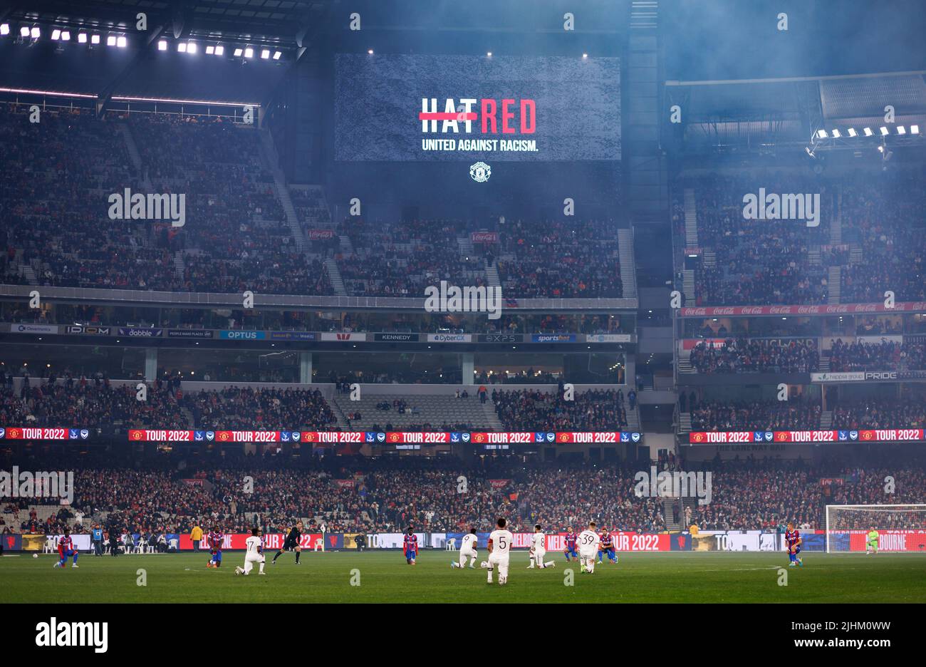 Melbourne, Australia, 19 luglio 2022. Manchester United vs Crystal Palace a Melbourne Cricket Ground (MCG) il 19 luglio 2022. I giocatori sul campo prendono un ginocchio prima dell'inizio della partita. Credit: Corleve/Alamy Stock Photo Foto Stock