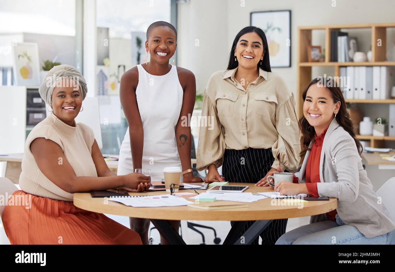 Ritratto di diversi gruppi di giovani donne d'affari etniche che hanno un incontro di brainstorm in carica. Team professionale ambizioso e fiducioso di colleghi Foto Stock